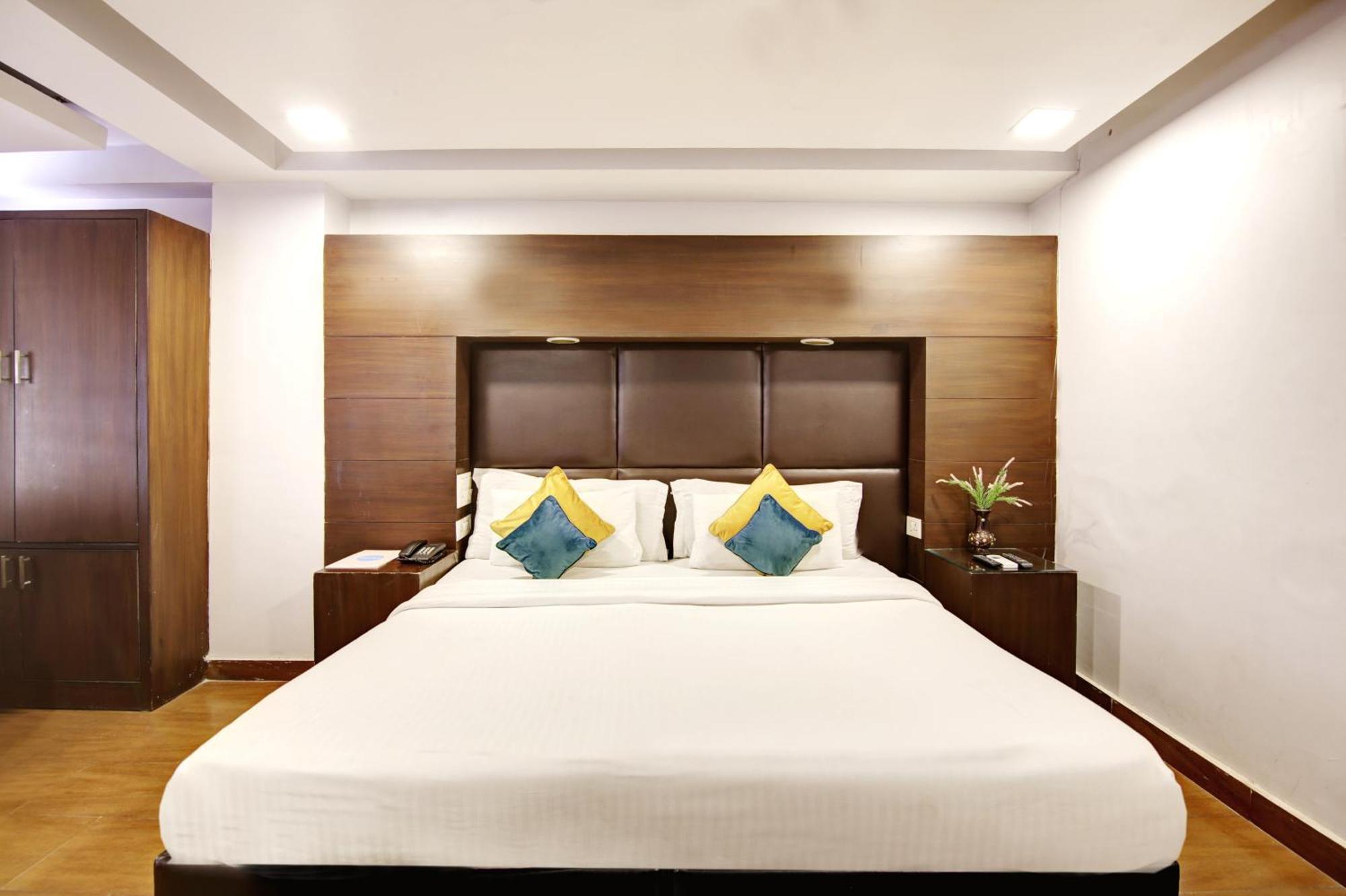Hotel Bb Palace Делхи Екстериор снимка