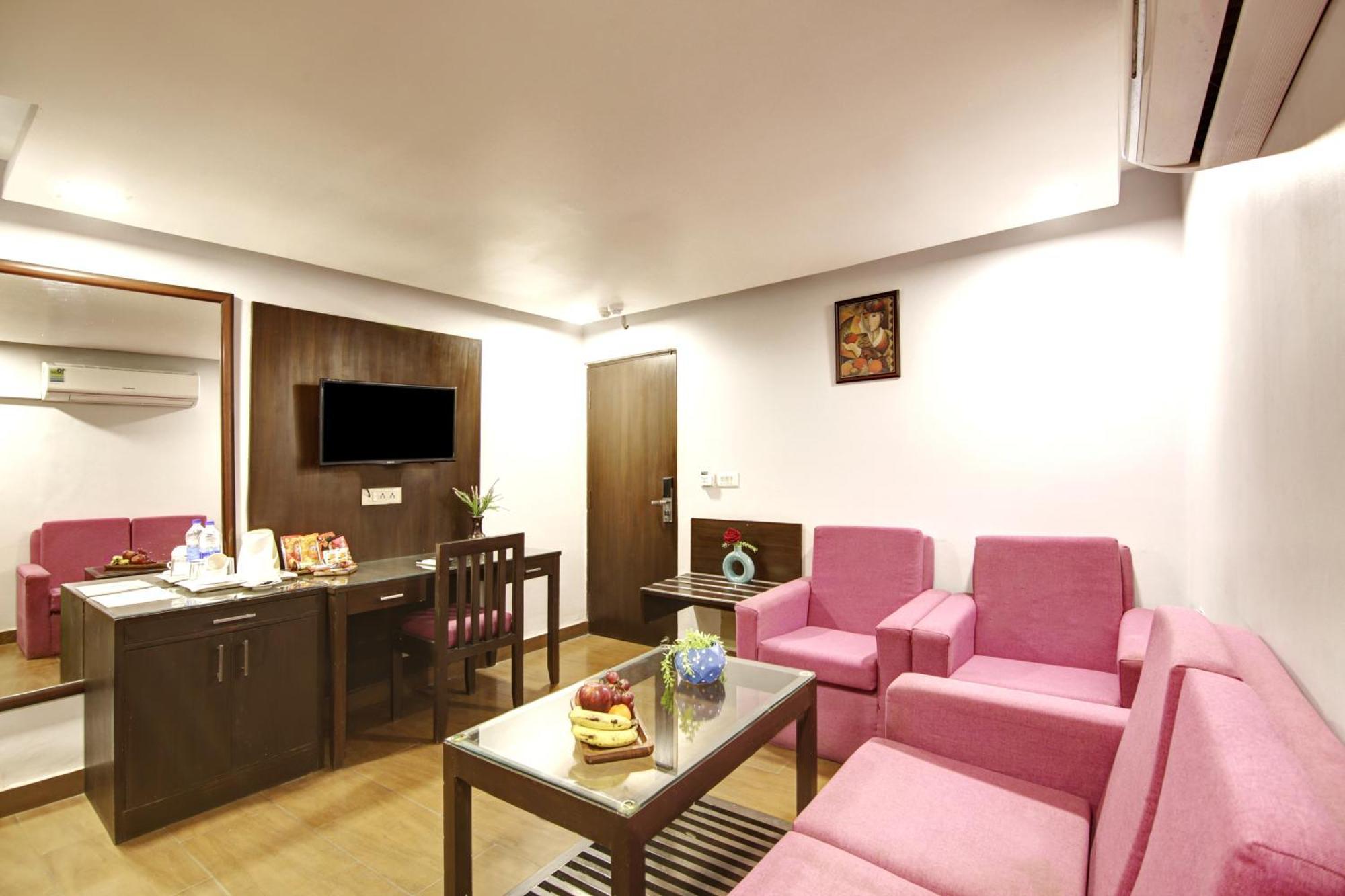Hotel Bb Palace Делхи Екстериор снимка