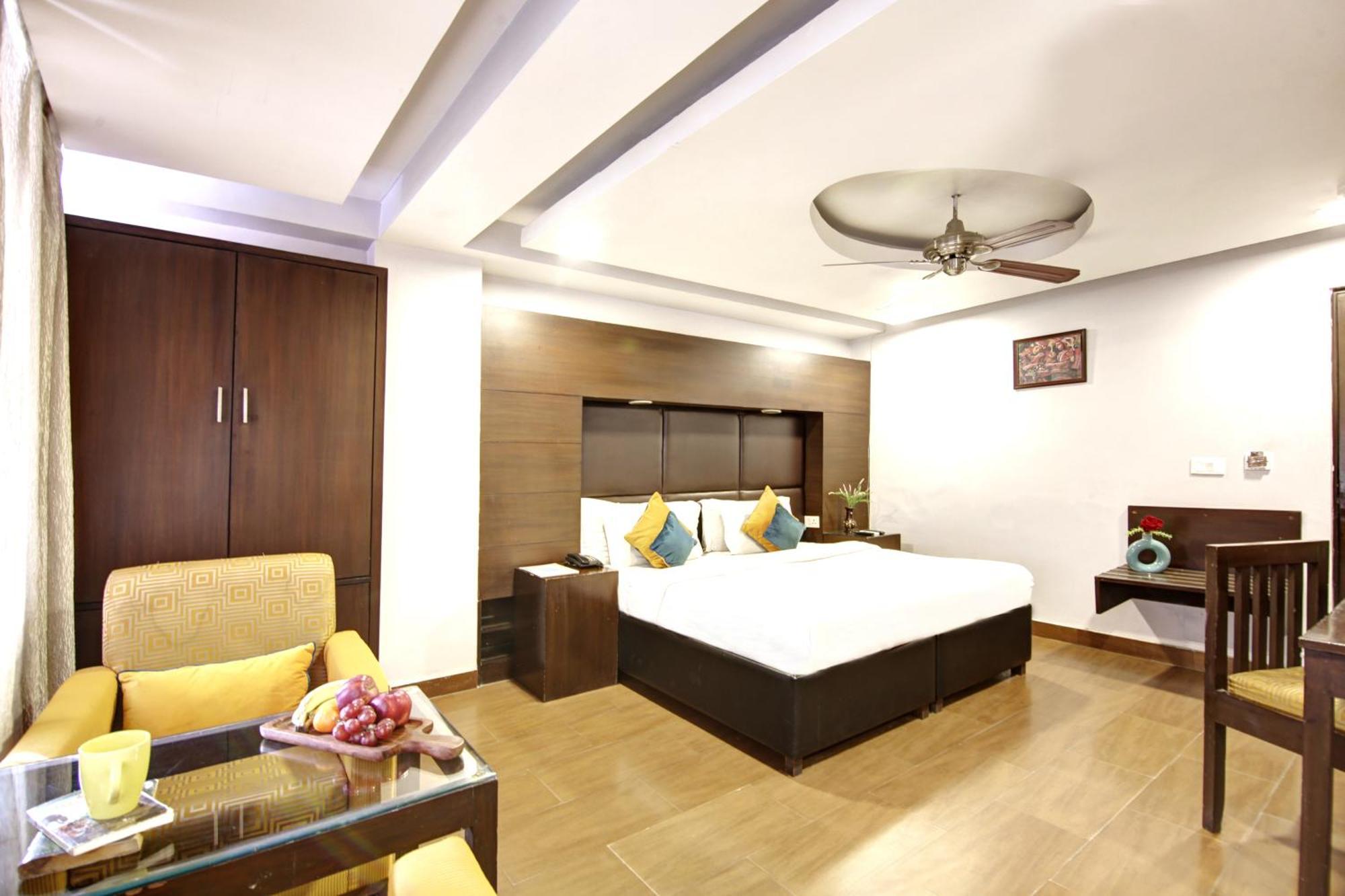 Hotel Bb Palace Делхи Екстериор снимка