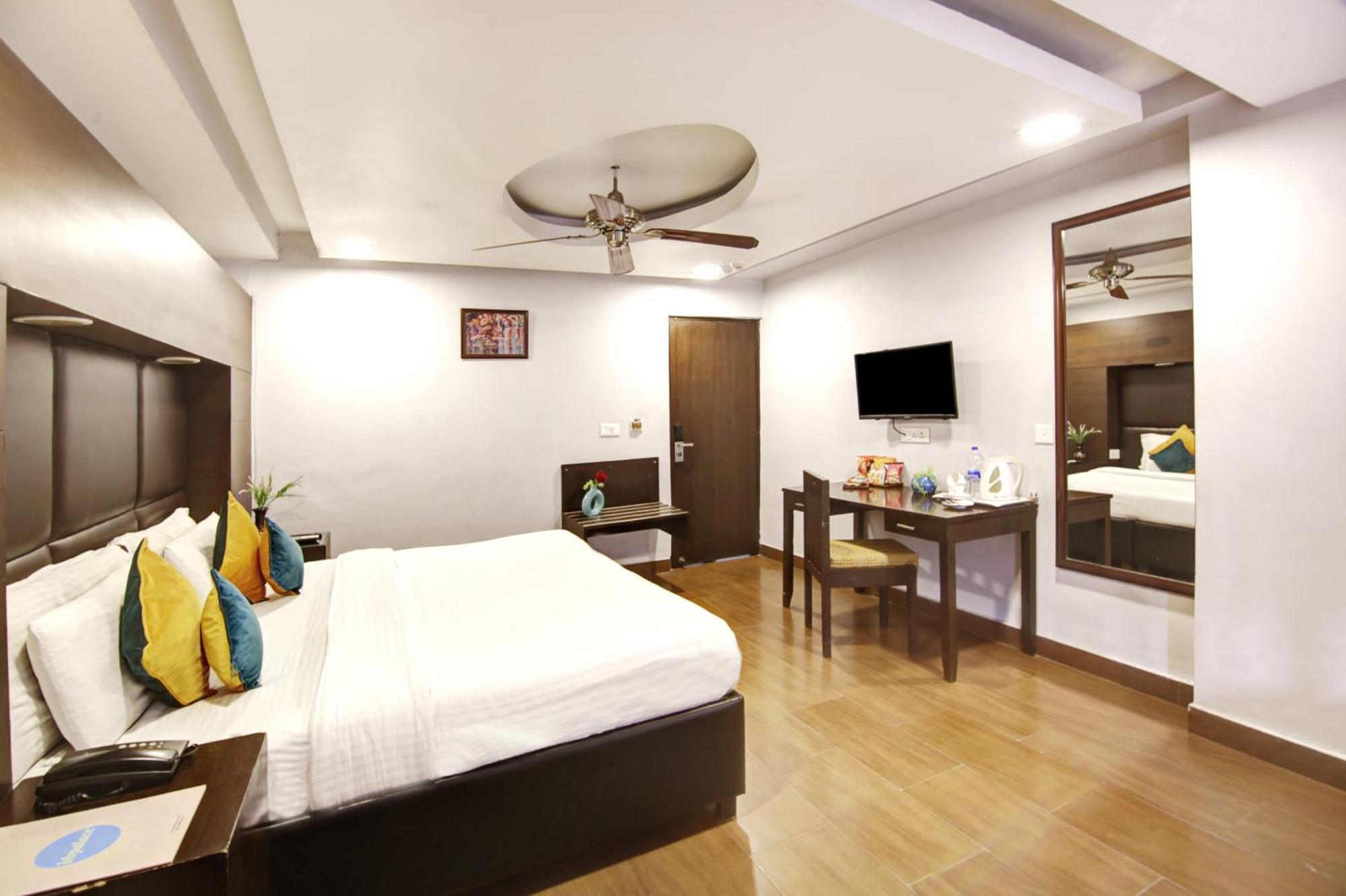 Hotel Bb Palace Делхи Екстериор снимка