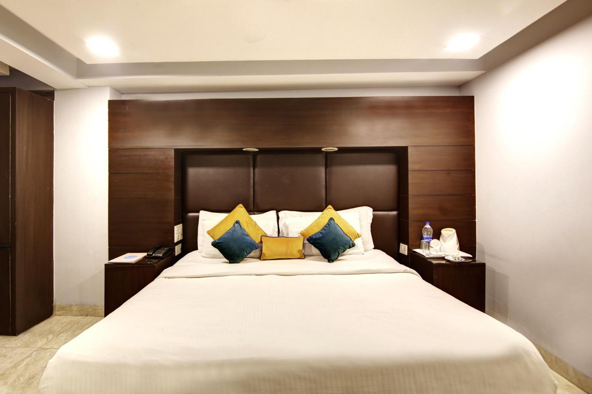 Hotel Bb Palace Делхи Екстериор снимка