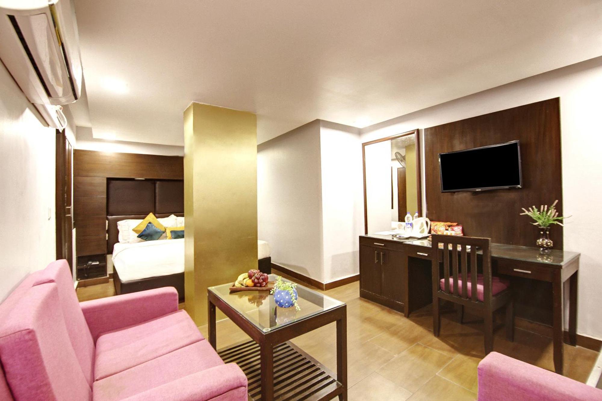 Hotel Bb Palace Делхи Екстериор снимка