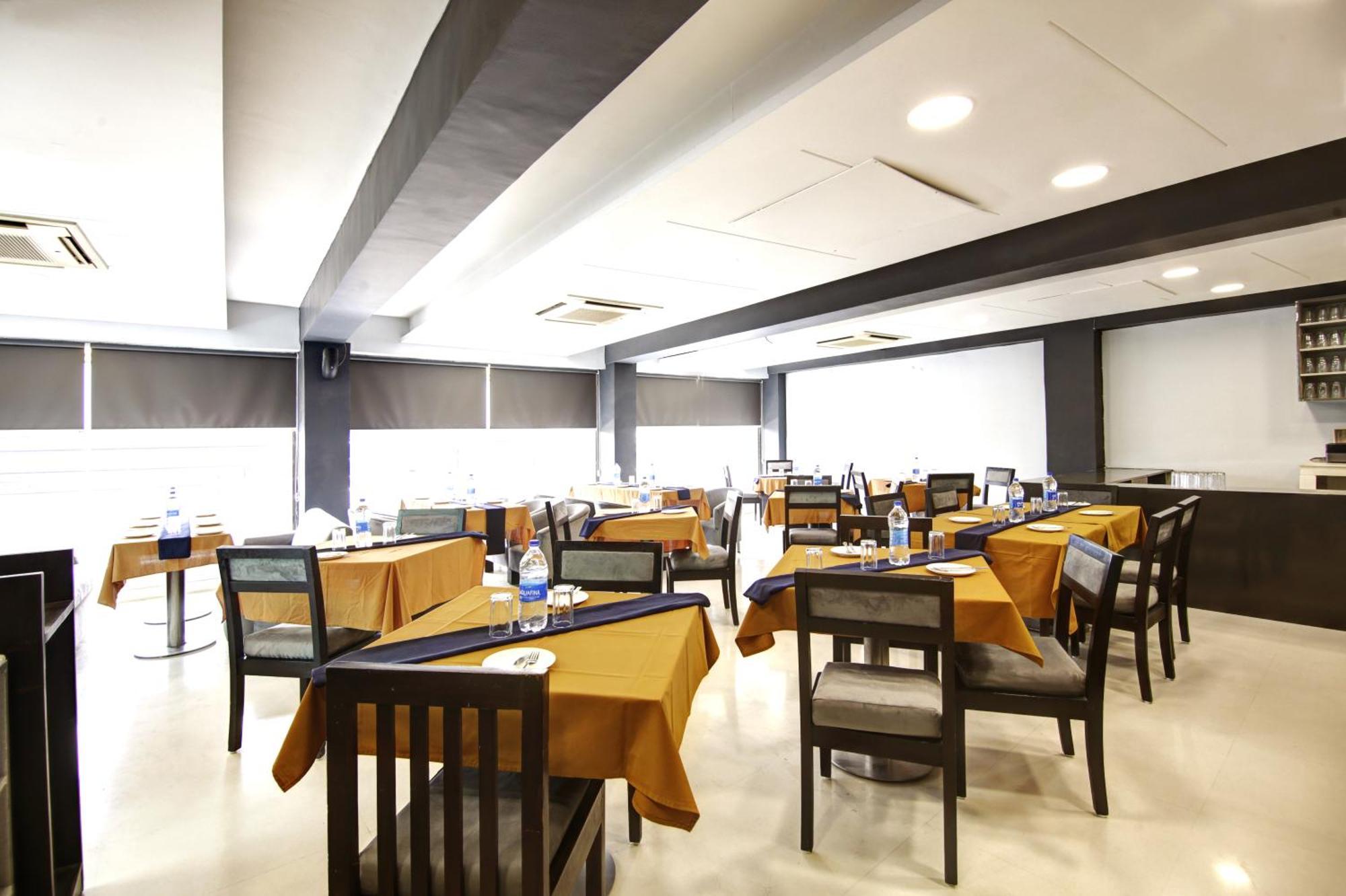 Hotel Bb Palace Делхи Екстериор снимка