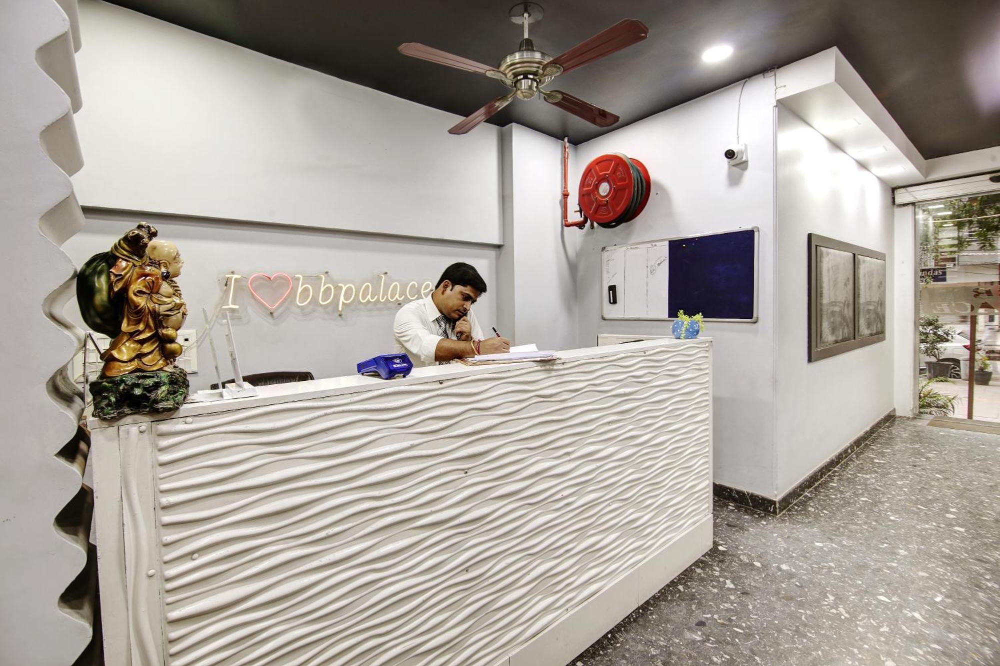 Hotel Bb Palace Делхи Екстериор снимка