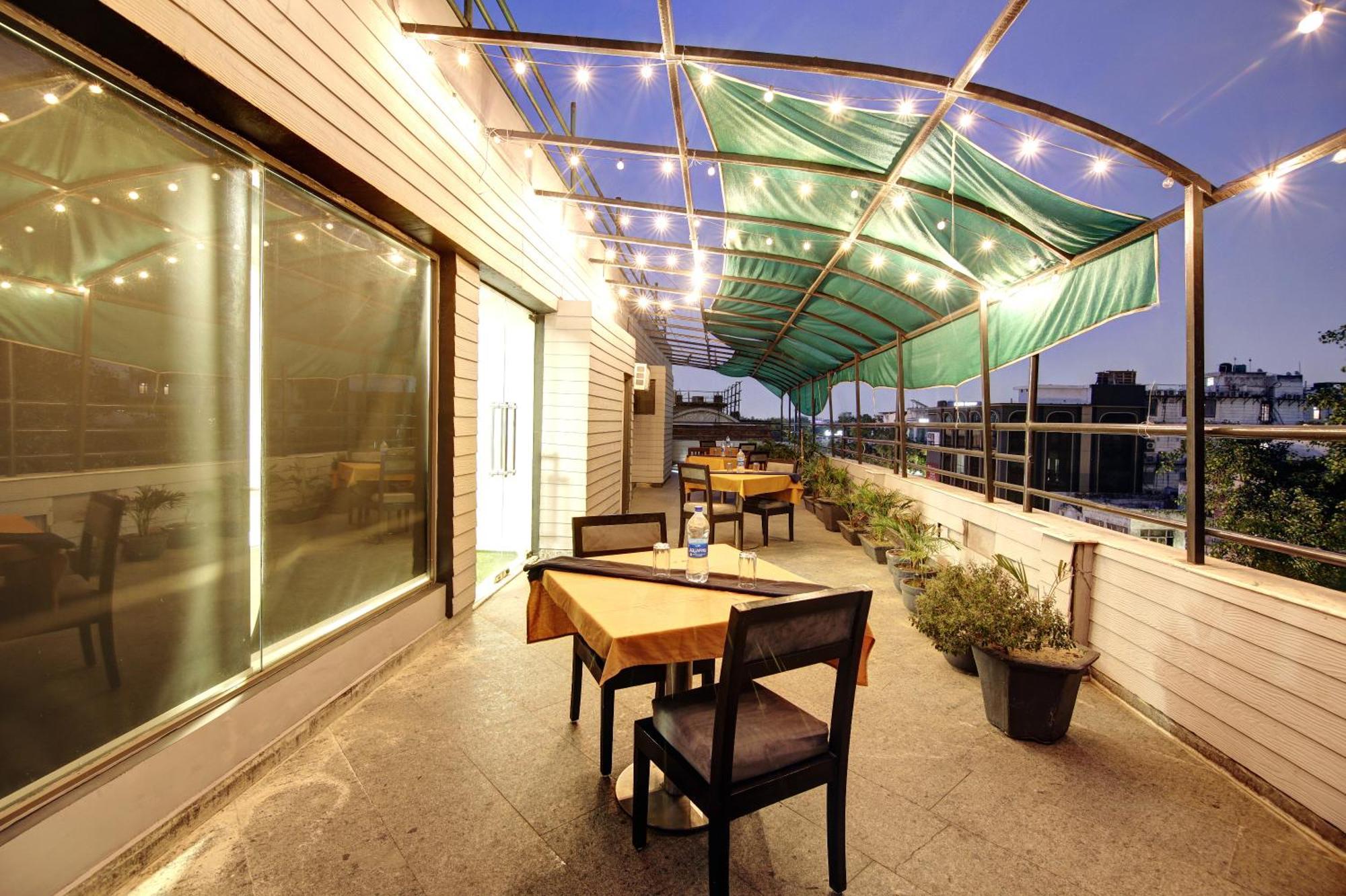 Hotel Bb Palace Делхи Екстериор снимка