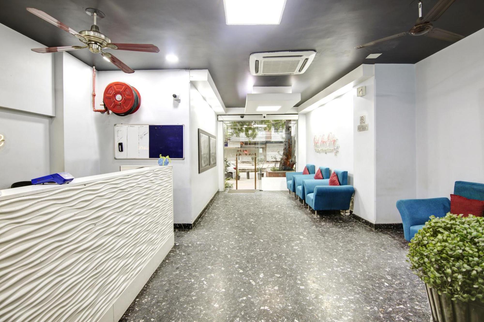 Hotel Bb Palace Делхи Екстериор снимка