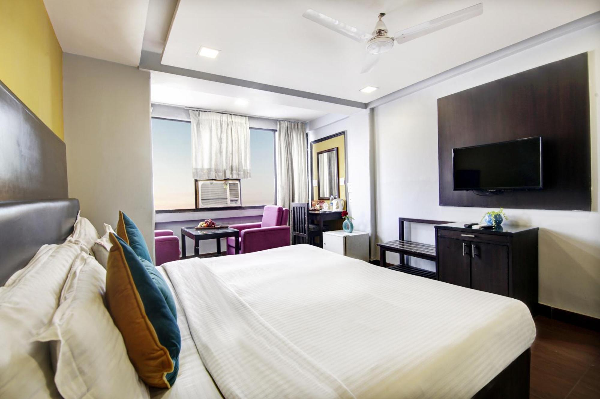 Hotel Bb Palace Делхи Екстериор снимка