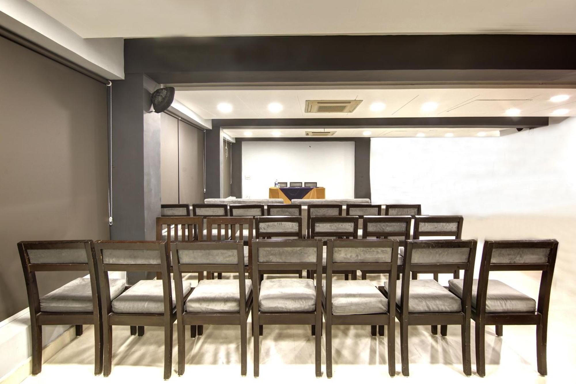 Hotel Bb Palace Делхи Екстериор снимка