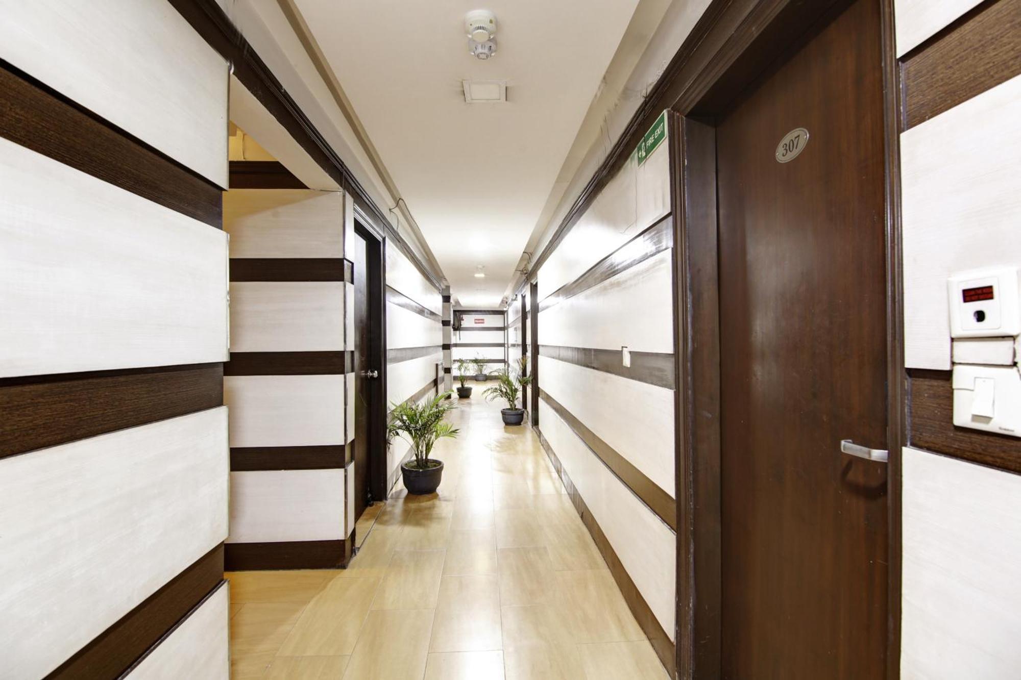 Hotel Bb Palace Делхи Екстериор снимка