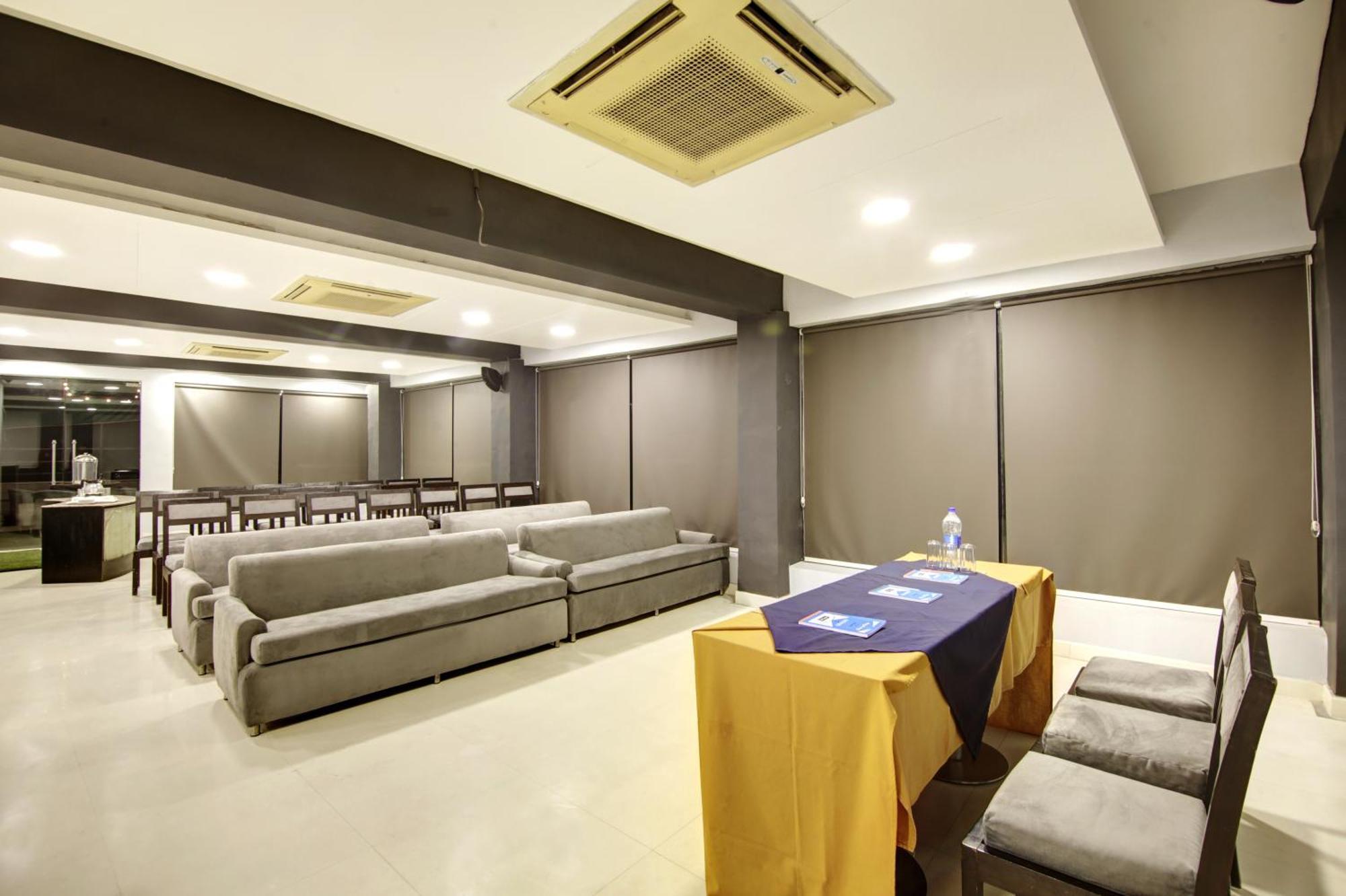 Hotel Bb Palace Делхи Екстериор снимка