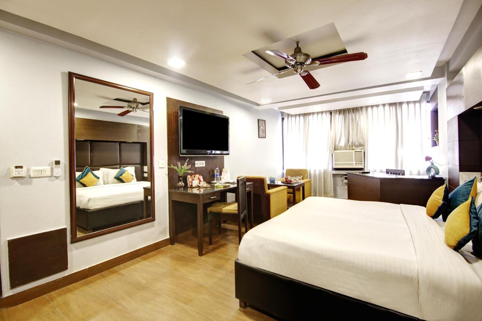 Hotel Bb Palace Делхи Екстериор снимка