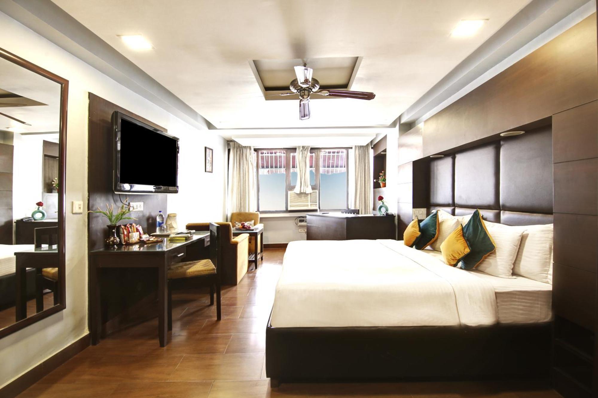 Hotel Bb Palace Делхи Екстериор снимка