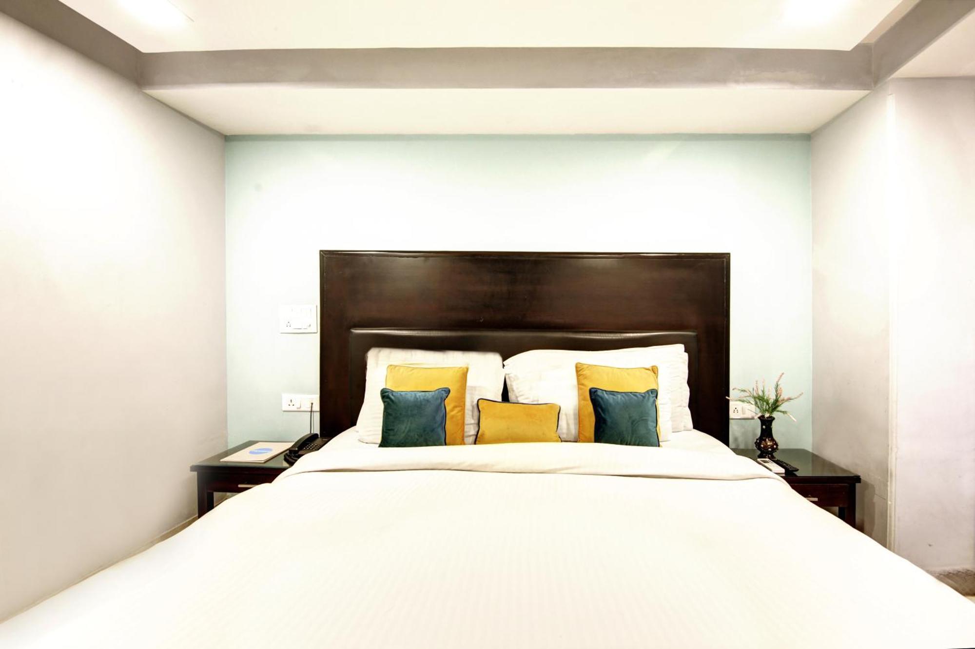 Hotel Bb Palace Делхи Екстериор снимка