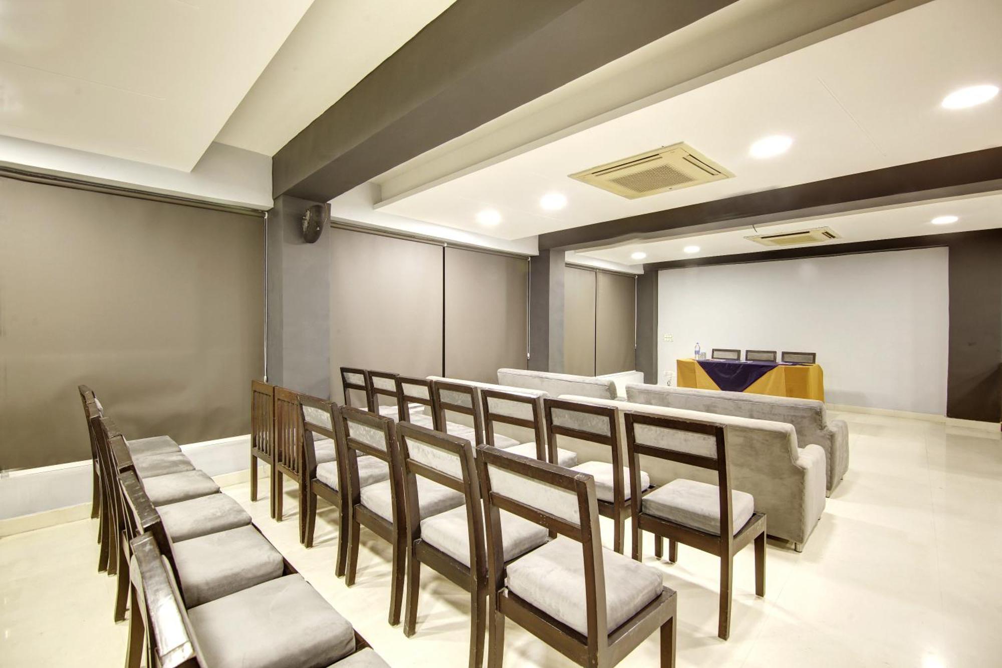 Hotel Bb Palace Делхи Екстериор снимка